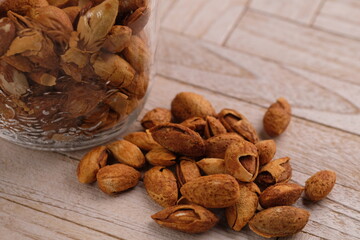 roasted almonds. Almonds are part of the Prunoidae subfamily of the Rosaceae family. This plant is in the same classification as peaches in the subgenus Amygdalus within Prunus. Prunus dulcis