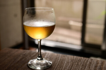 ワイングラスに入ったビール
