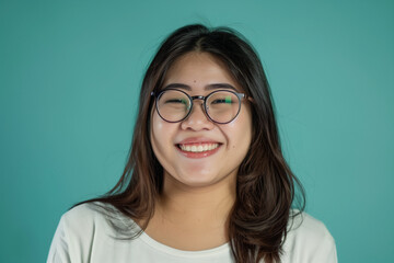 Fototapeta premium 笑顔の可愛い若いアジア人女性のポートレート写真