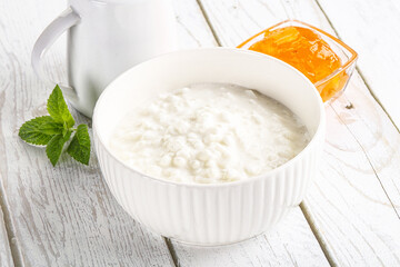 Grain curd with cream and jam