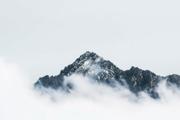 Obraz premium Majestic Mountain Peak in Clouds