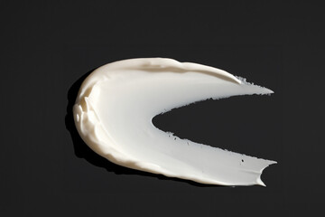 검은 바탕에 묻힌, 문지른 하얀색 크림 화장품