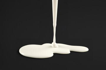 흐르는 액체 하얀 우유 아래에 고인