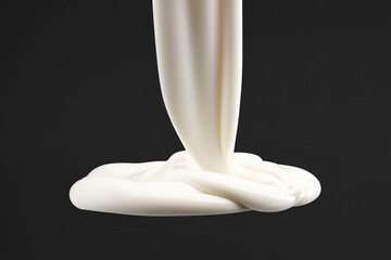 흐르는 액체 하얀 우유 아래에 고인