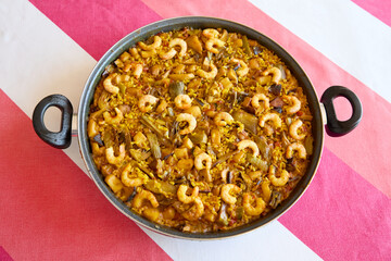 Overhead view of a paella pan