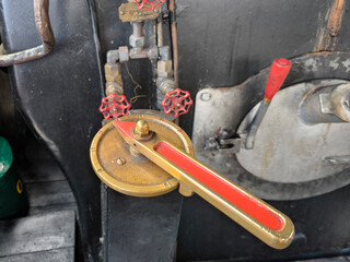 Os intrincados controles de uma cabine de uma locomotiva a vapor do século XIX