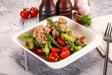 Canned tuna with asparagus salad