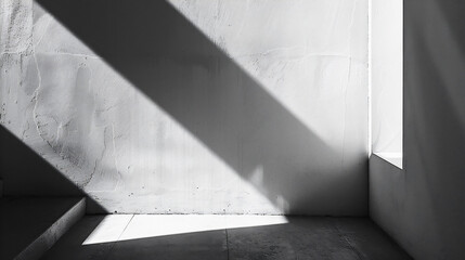 光と影が白い壁に幾何学的な形を作り出している、モノクロ写真アート風背景グラフィック
