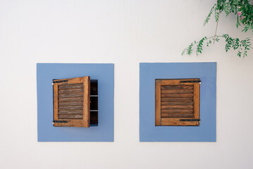 Rustikale Holzfensterläden in Ibiza-Stadt vor weißer Wand