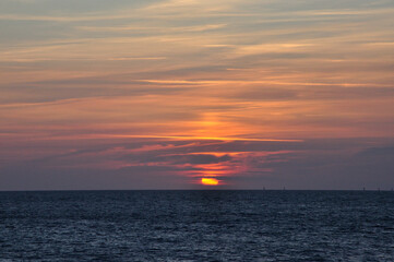 romantscher Sonnenuntergang am Atlantik in Fecamp - romantic sunset on the Atlantic in Fecamp