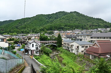 川のある住宅と自然の景色