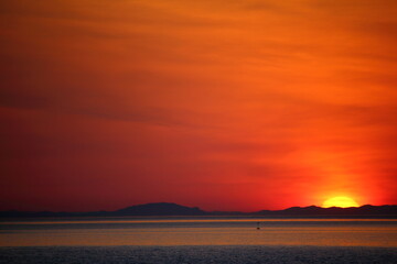 沈む夕日と穏やかな海