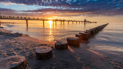Obraz premium Zum Sonnenuntergang am Strand in Zingst an der Ostsee.