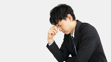 考えごとをする男性ビジネスマン