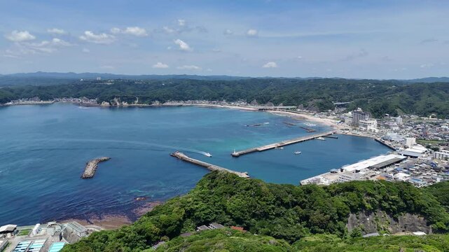 千葉県勝浦市にある勝浦灯台をドローンで撮影しました。勝浦灯台は、1903年（明治36年）に建設されました。高さは約11メートルで、白亜の塔体が特徴です。灯台自体は洋風のデザインで、海岸線に面した美しい姿が見られます。