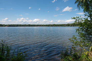 Das Blau von See und Himmel werde nur durch die Bäume am Ufer getrennt