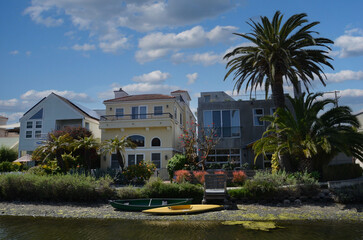 Fototapeta premium Canals of Venice in California with amazing houses, boats, palm trees on the shore