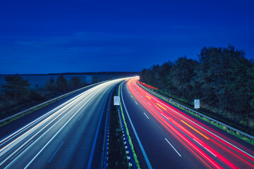 Obraz premium Langzeitbelichtung - Autobahn - Strasse - Traffic - Travel - Background - Line - Ecology - Highway - Long Exposure - Motorway - Night Traffic - Light Trails - High quality photo 
