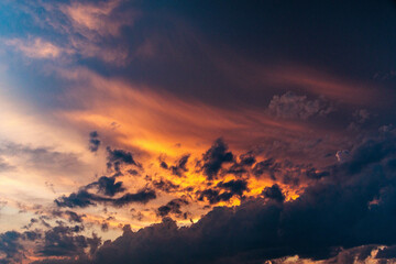 雲から覗く夕日
