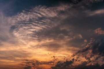 雲から覗く夕日

