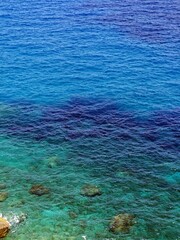 Wunderschöne Wasserfärbung auf Sardinien