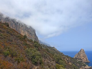 Steil abfallende Küste auf Sardinien