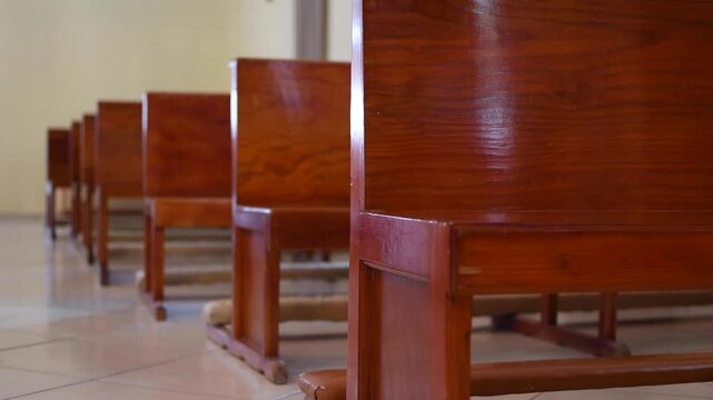Banvas de madera vac&iacute;as por dentro de una iglesia desde un &aacute;ngulo de abajo 
