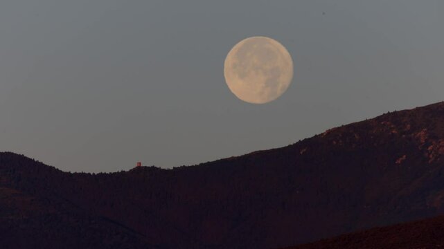Pleine lune sur la tour de Batère en time lapse