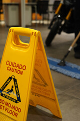 Cartel de aviso para detenerse de limpieza