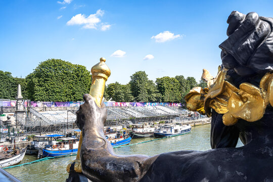 Paris 2024 : tribunes au bord de la Seine pour la c&eacute;r&eacute;monie d'ouverture des jeux olympiques d'&eacute;t&eacute; de Paris
