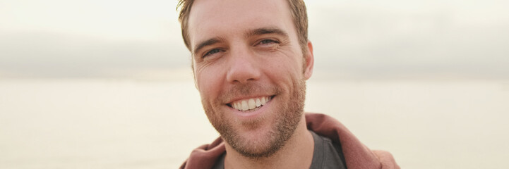 Obraz premium Close-up of young man standing on the shore and looking at camera