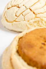 Fotografía de Pan mexicano en tomas generales y a detalle, con fondo blanco 