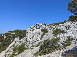 Rundbogen von Weitem auf Sardinien