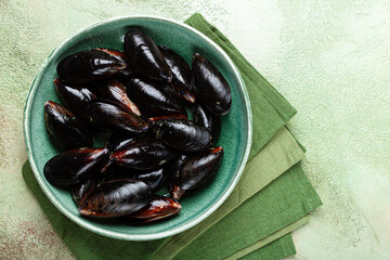 raw mussels in shells, in a bowl, top view, no people,