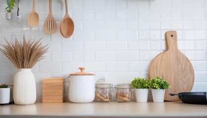 Moderne K&uuml;cheneinrichtung in einem hellen Haus: Wei&szlig;er Raum mit stilvollem Design und M&ouml;beln. Holzk&uuml;cheninterieur mit modernem Tresen, hellem Hintergrund, minimalistischer Arbeitsplatte, Wanddekor, lu