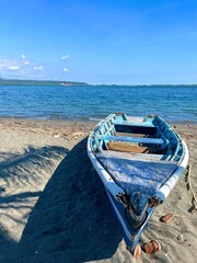 un yate en la playa