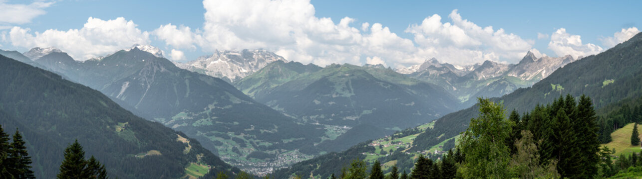 Kristberg, &Ouml;sterreich: Panorama des alpinen R&auml;tikon