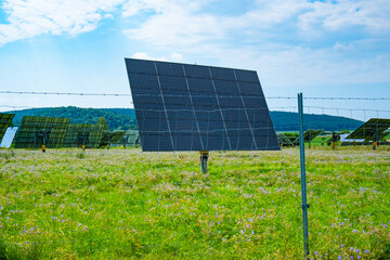 Photovoltaik Anlage auf einem Feld, Bayern, Deutschland