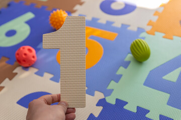 jedynka jako roczek dziecka koncept pierwszego roku zycia malucha. koncept zycia, rodzicielstwa jak i kosztów poniesionych w trakcie wychowywania © Clear Emotion