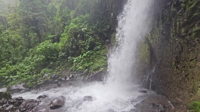 Cascada en monta{as de Chiriqui 