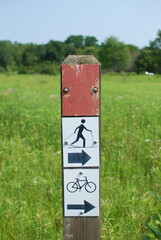 Moraine Hills State Park, McHenry, Illinois, USA. A directional sign for skiers and cyclists on one of the park trails.