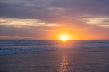 Atardecer anaranjado en la playa