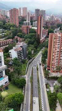 Video a&eacute;reo donde se puede ver la Transversal Inferior en Medell&iacute;n en el sector de la Visitaci&oacute;n