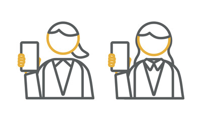 スマホの画面を見せる女性