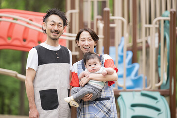 Images of men playing in the park and female childcare workers and babysitters Looking at the camera For job change, recruiting, hiring, etc.
