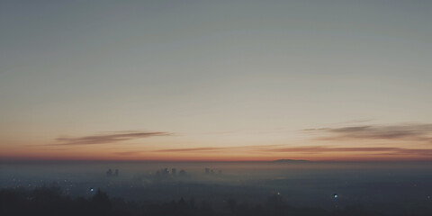 Obraz premium A dreamy photo of an evening sky with a distant city skyline in the distance