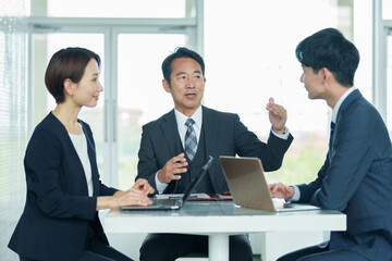 ビジネスパーソン　ミーティング　会議