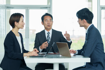 ビジネスパーソン　ミーティング　会議