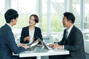 ビジネスパーソン　ミーティング　会議