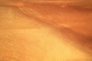 地下水の錆がコンクリートの地面に作った模様